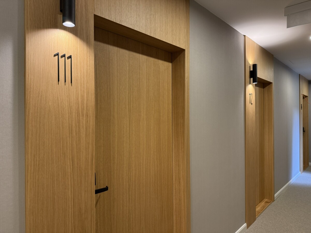 plastické číslo apartmánu z černého plexiskla plastické číslo apartmánu z černého plexiskla