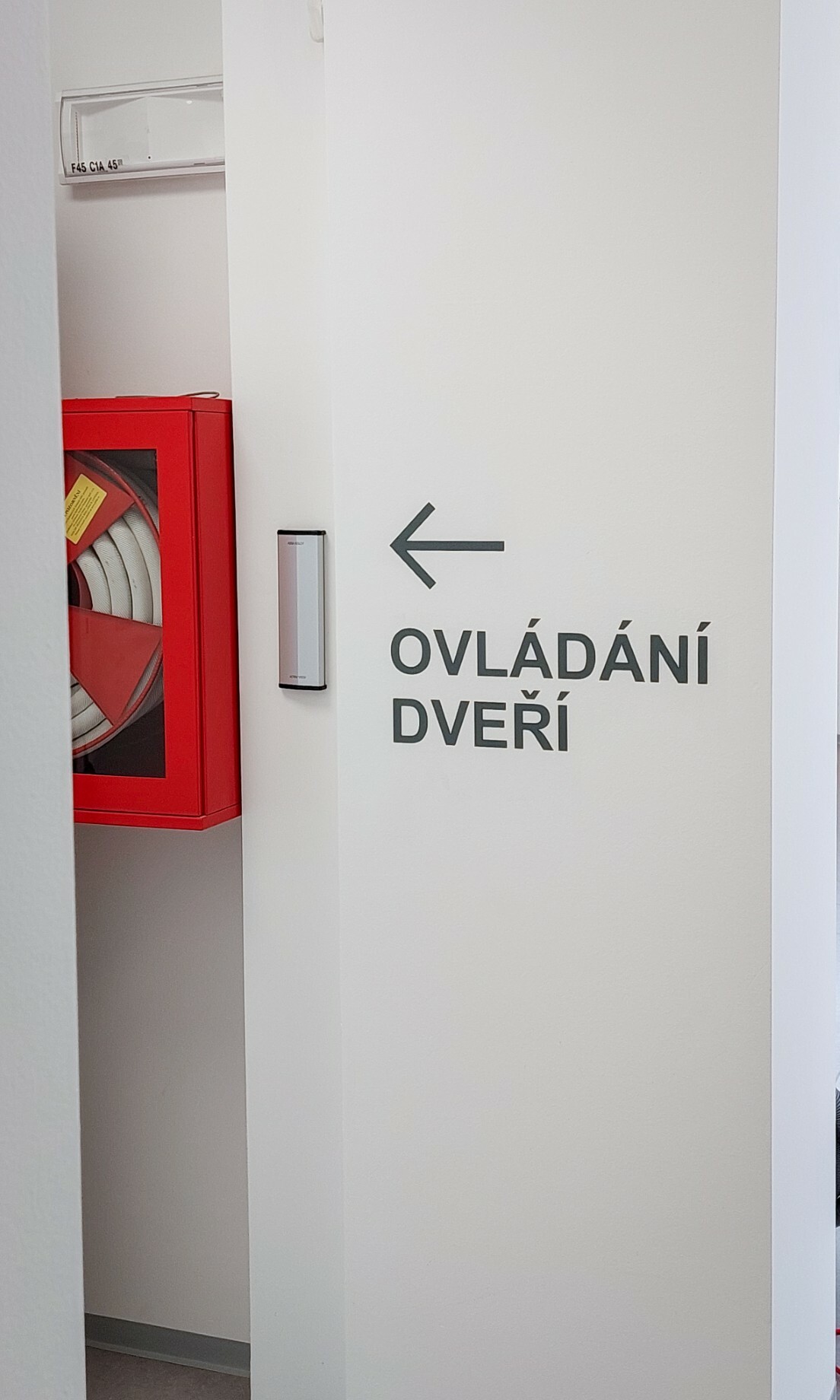 orientační značení - označení ovládání dveří