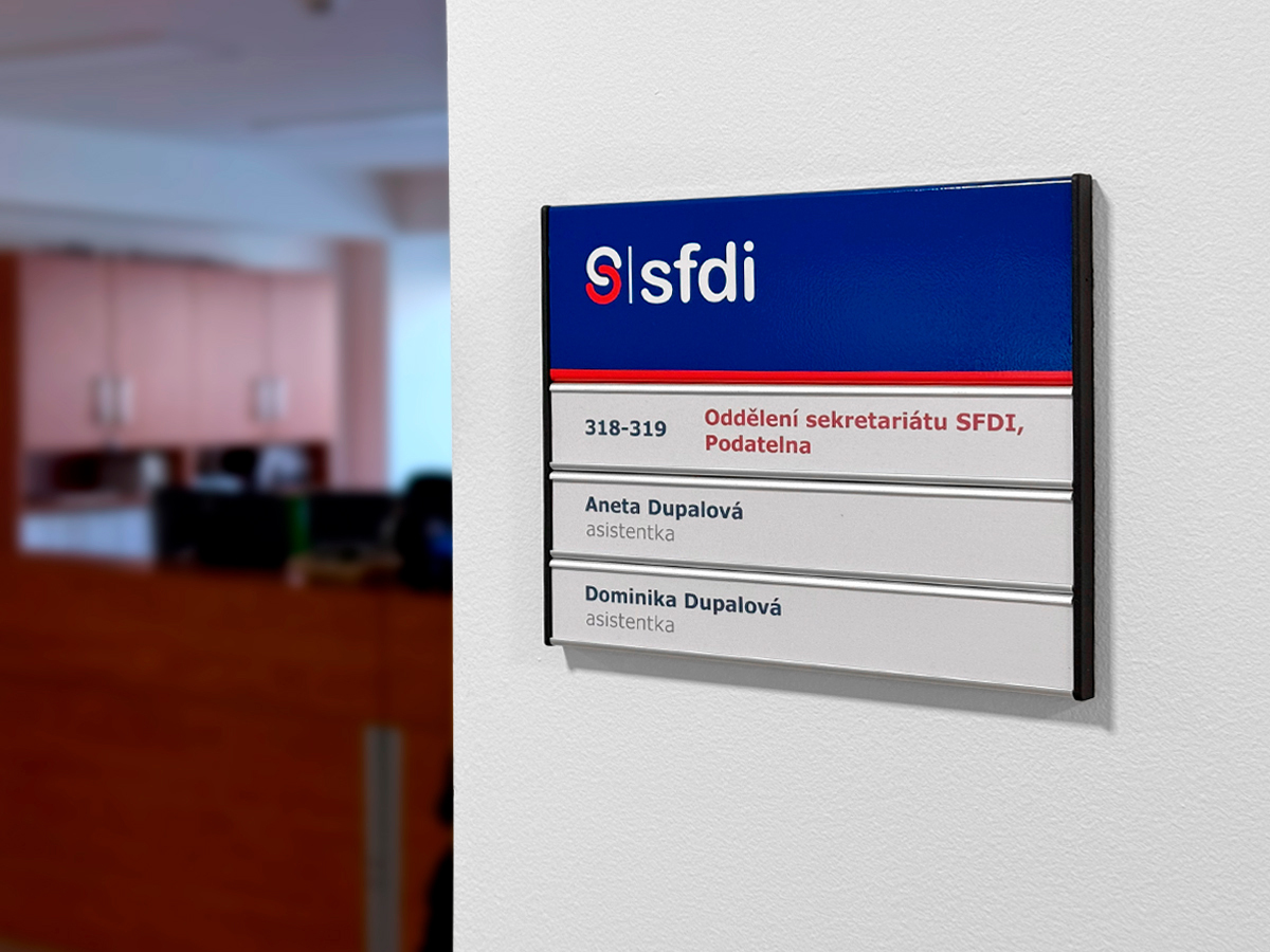 dveřní tabulka na zdi dveřní tabulka na zdi