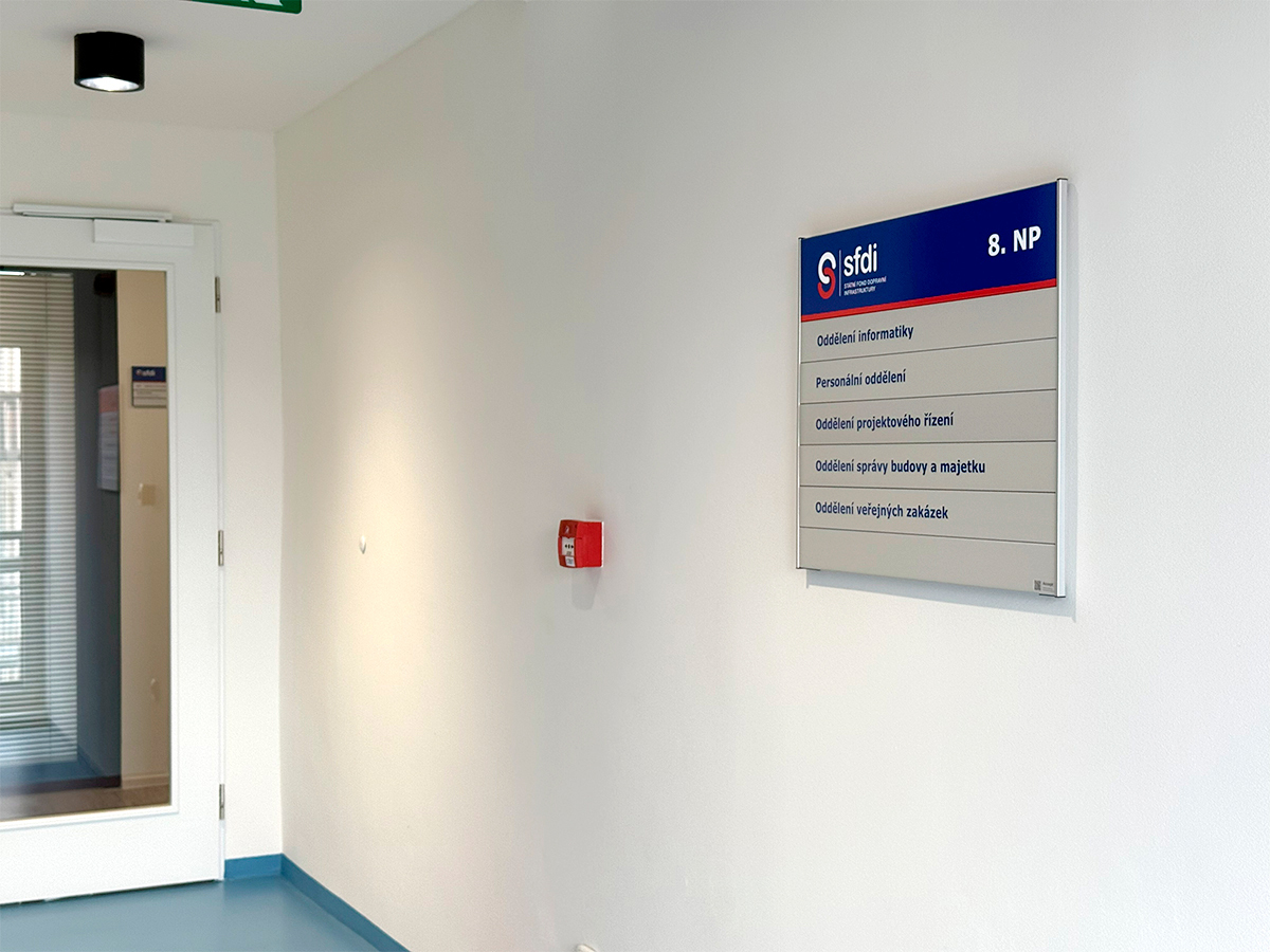 patrová cedule na schodišti patrová cedule na schodišti